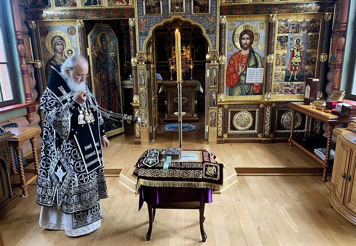 В Великий Пяток Святейший Патриарх Кирилл совершил вечерню с выносом Плащаницы Спасителя