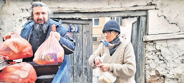 Игуман Михаило дели помоћ уочи Васкрса у Призрену (Фото Епархија рашко-призренска)