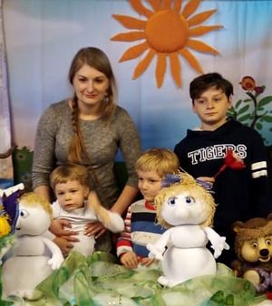 Дочь Ксения со своими детьми и братом Ефимом