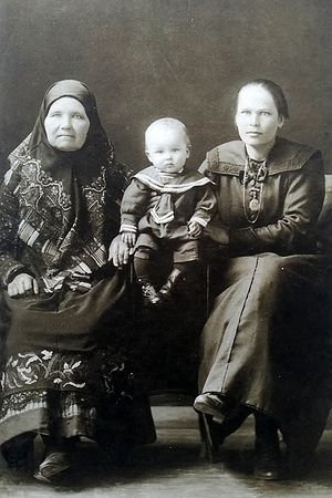 1927 г. Прабабушка Ульяна Семёновна и моя бабушка (которая стала для меня примером) Елизавета Павловна