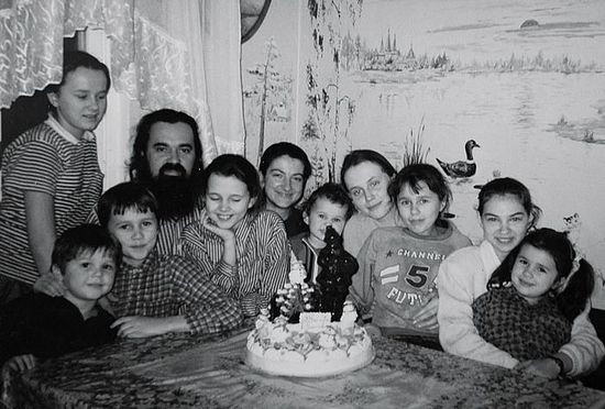 Ο Πρωθιερέας Θεόδωρος Σοκολόβ με την οικογένεια και τους φίλους