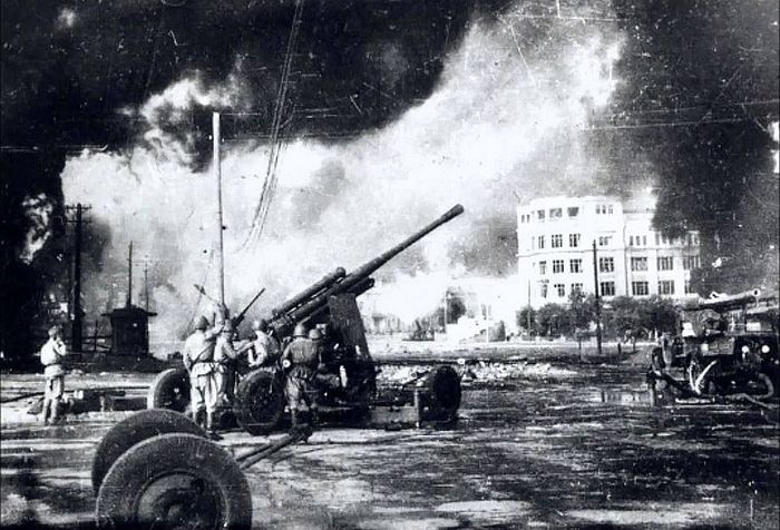 To Στάλινγκραντ καίγεται. Το Αντιαεροπορικό Πυροβολικό πυροβολεί τα γερμανικά αεροπλάνα το 1942. Τόπος: Πλατεία του Σταλινγκραντ.