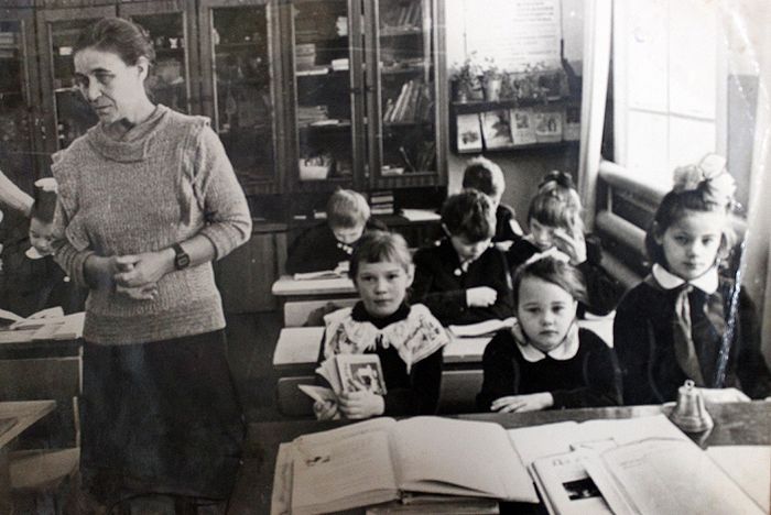 Мария Артеева в годы работы в школе деревни Даниловка