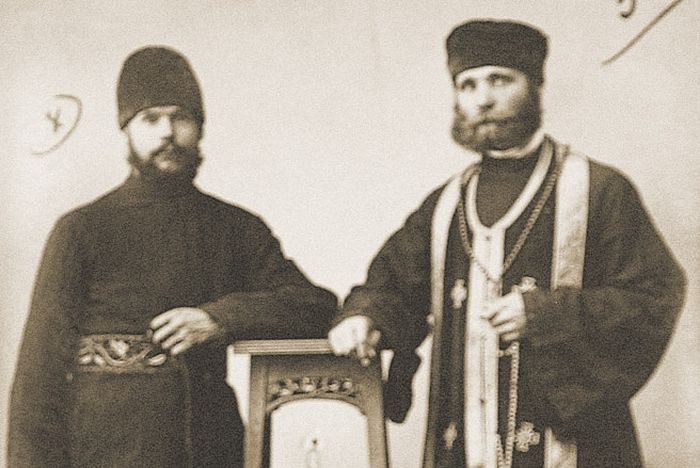 Отец Нил (слева) в Саратове, 1930 г.