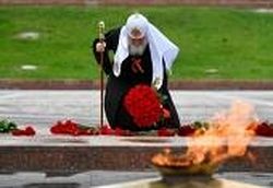 Святейший Патриарх Кирилл возложил цветы к монументу Победы на Поклонной горе