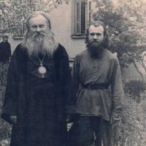 Епископ ташкентски и средњеазијски Гурије с искушеником Александром у башти епархијске управе