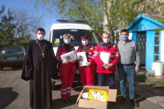 Епархии Украинской Православной Церкви продолжают оказывать помощь медикам