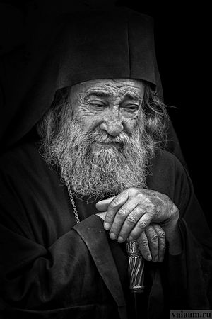 Ο αρχιμανδρίτης Γρηγόριος, καθηγούμενος της Ιεράς Μονής Δοχειαρίου στο Άγιο Όρος Άθω