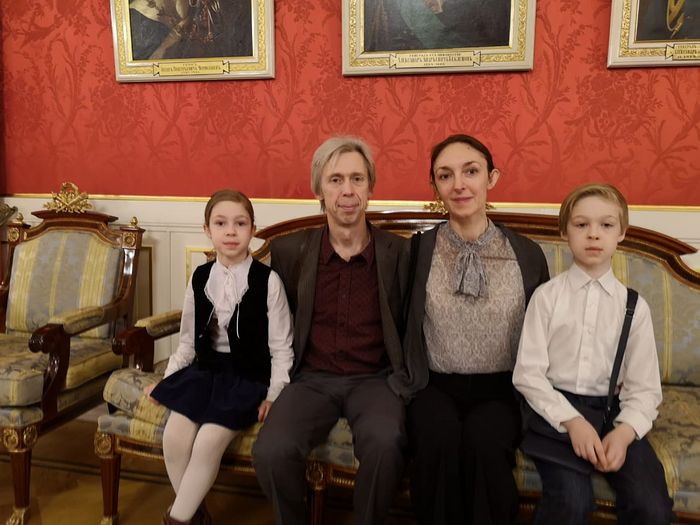 Дмитрий и Эльмира Петровы с 2-мя детьми в мэрии Москвы в день вручения им ордена «Родительская слава», 2019 год
