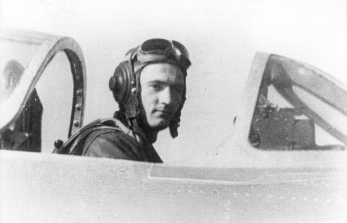 Капитан С.М. Крамаренко кабине своего МиГ-15 на аэродроме Аньдун, 1951 г.