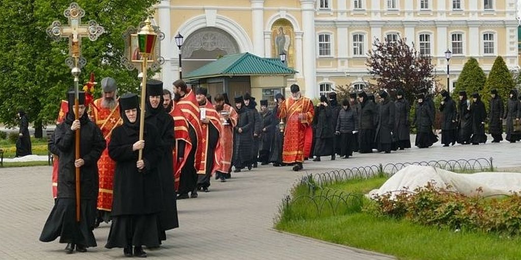 В Дивеевском монастыре прошел крестный ход по святой Канавке / Православие.Ru