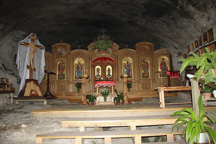 Внутреннее убранство пещерного храма во имя Великомученика Феодора Стратилата на мысе Ай-Тодор