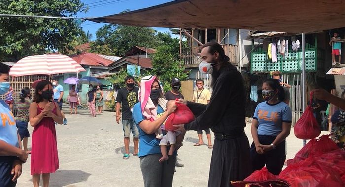 На Филиппинах православные священники организовали помощь голодающим семьям