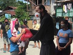 Στις Φιλιππίνες Ορθόδοξοι Ιερείς παρείχαν βοήθεια στις πεινασμένες οικογένειες