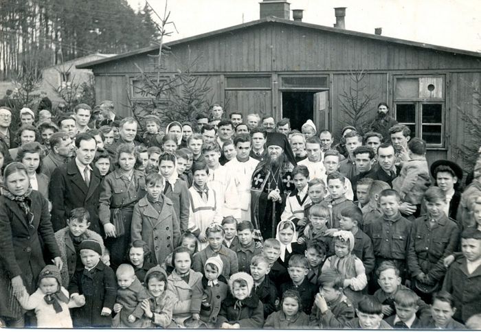 Архим. Нафанаил со скаутами в лагере для перемещенных лец Фишбек. 1945-46 гг.