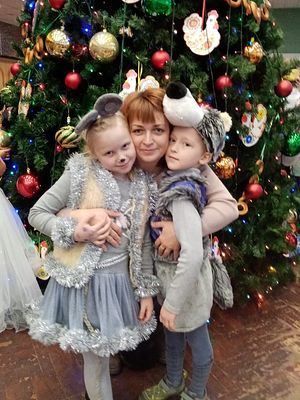 Zhanna Alexandrovna with daughters
