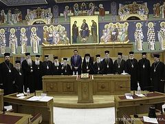 Greek Holy Synod makes sizable donations to army and Ministry of Health