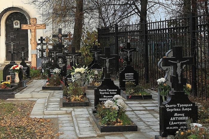 Братское кладбище Троицкой обители