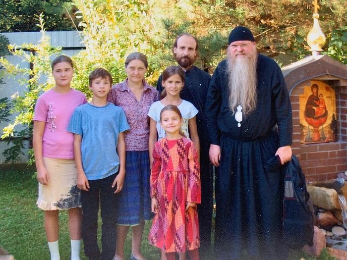 Семейство отца Игоря и матушки Вики Блиновых с владыкой Агапитом