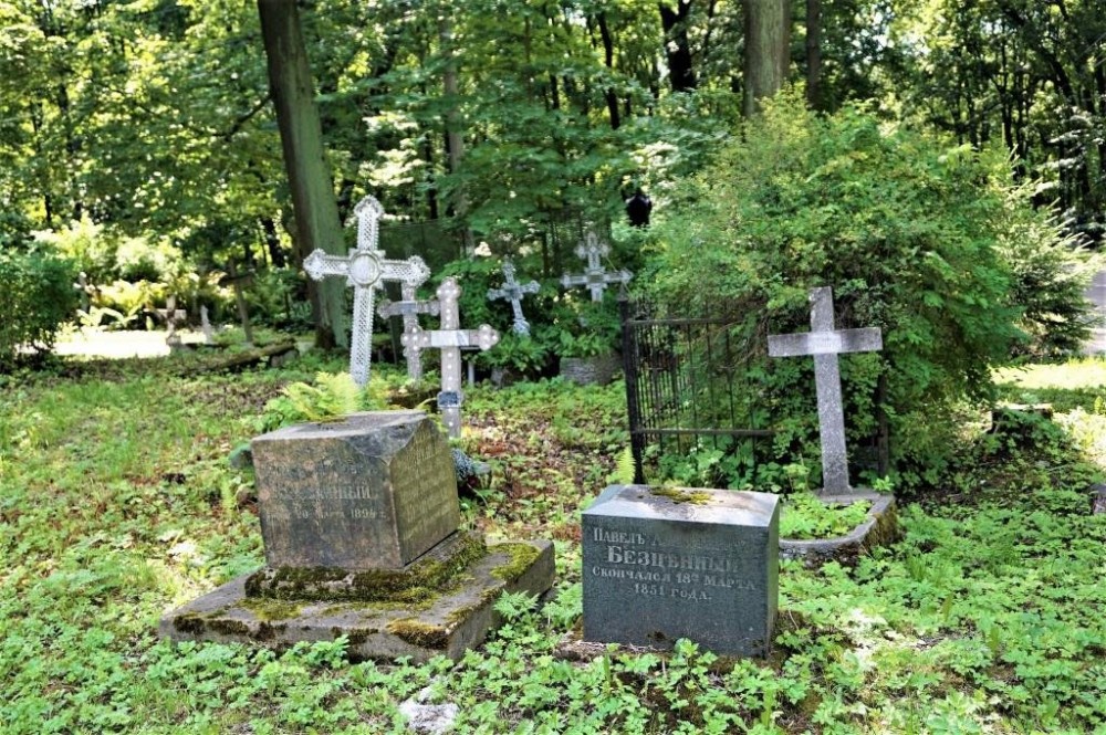 Graves at the Smolensk Cemetery
