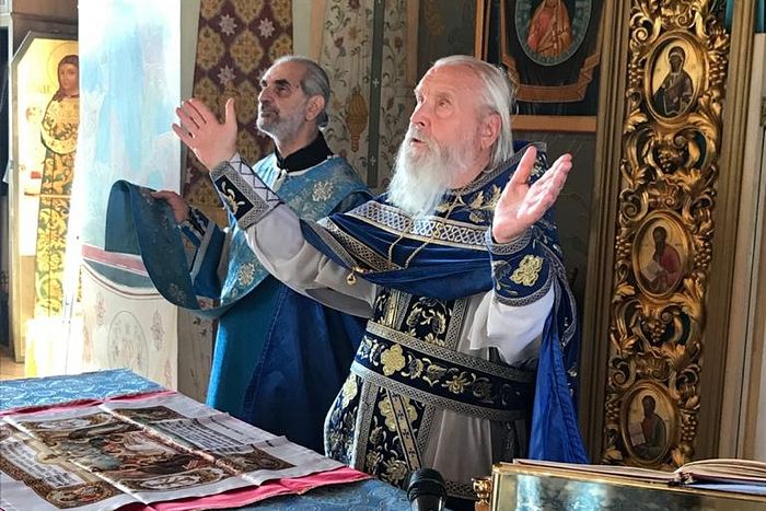 Протоиерей Георгий Бреев служит Божественную литургию