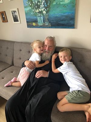 Отец Георгий Бреев с внучкой Александрой и внуком Федором