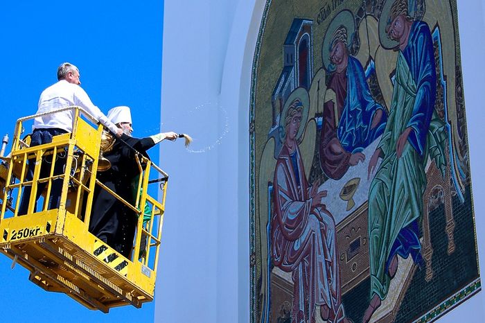 В праздник Святой Троицы глава Курганской митрополии освятил восьмиметровую мозаичную икону на Троицком соборе Кургана