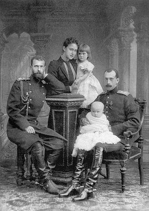 Великая княгиня Елизавета Федоровна с племянницей Марией на руках, ее супруг Великий князь Сергей Александрович и Великий князь Павел Александрович с сыном Дмитрием