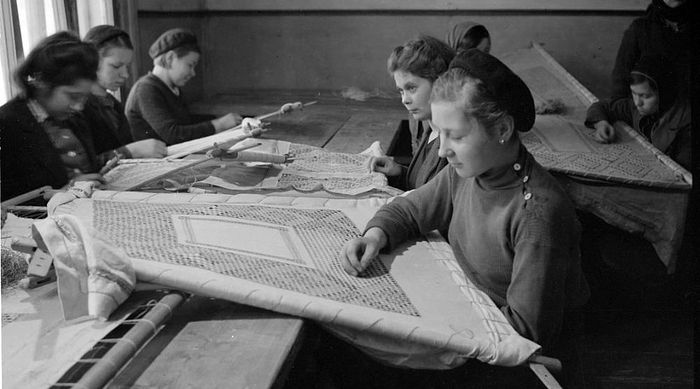 Embroiderers of Kitmir house.
