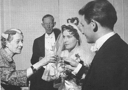 Мария Павловна и ее бывший муж принц Вильгельм (на фото – на заднем плане) на свадьбе внучки – дочери сына Леннарта, 1949 год