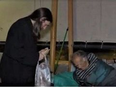 Local priest known as “saint of the port” feeds homeless every night in Piraeus, Greece (+VIDEO)