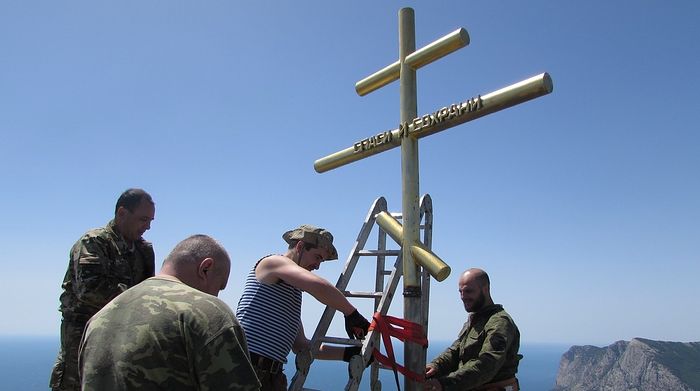 В Крыму восстановлен срезанный вандалами крест