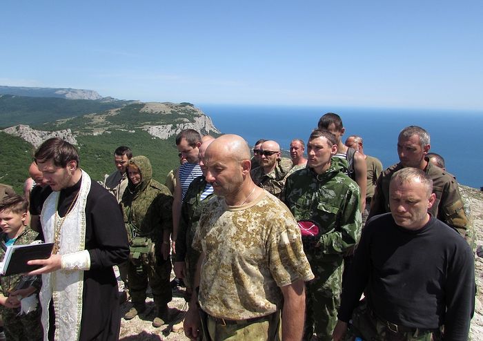 В Крыму восстановлен срезанный вандалами крест
