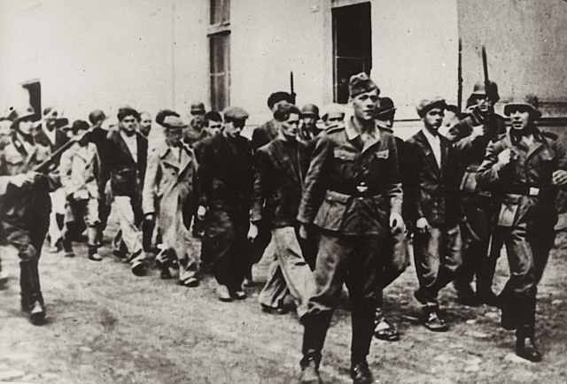 Немцы ведут жителей Крагуеваца на казнь, 21 октября 1941 года
