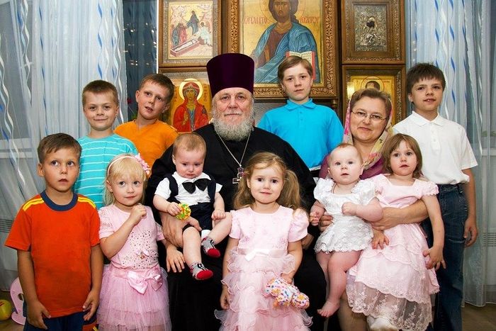 Отец Николай с матушкой Иоанной и внуками. На фото они не все - всего их 16