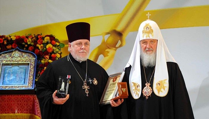 Протоиерей Николай Агафонов получает Патриаршую литературную премию святых равноапостольных Кирилла и Мефодия