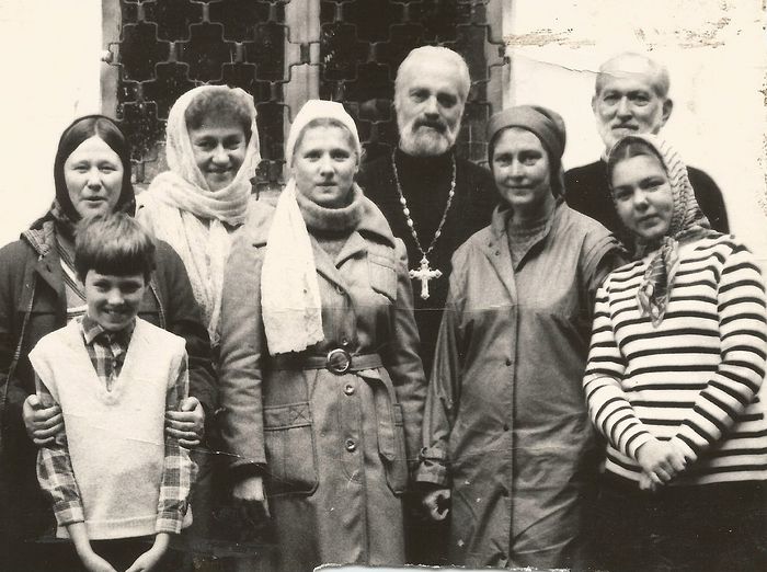 Отец Николай Ведерников и матушка Нина Аркадьевна и прихожане