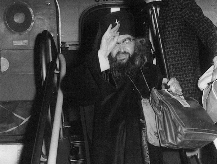 Ο Άγιος Ιωάννης ταξίδεψε πολλές φορές με αεροπλάνα, επειδή το ποίμνιό του ήταν διάσπαρτο σε όλο τον κόσμο. Στη φωτογραφία είναι ο Άγιος Ιωάννης του Σαν Φρανσίσκο, 1962