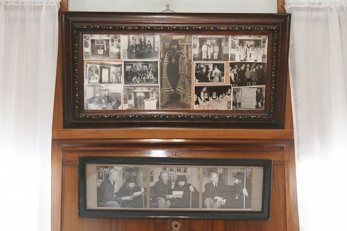 Οι φωτογραφίες του Αγίου στην εκκλησία του Αγ. Τύχων του Ζαντόνσκ, όπου λειτουργούσε καθημερινά