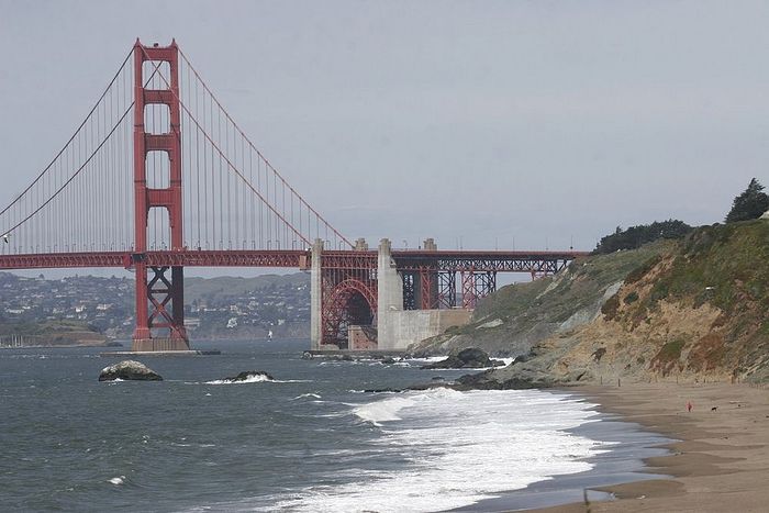 Γέφυρα Χρυσές Πύλες στο Σαν Φρανσίσκο, το σύμβολο της πόλης, βρίσκεται πολύ κοντά στον Καθεδρικό Ναό της Παναγίας «Πάντων των θλιμμένων Χαρά»