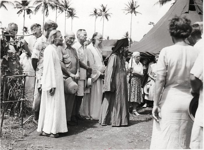 Άγιος Ιωάννης με τους ενορίτες μπροστά από τον προσωρινό ιερό ναού στο νησί Τουμπάμπο