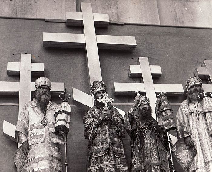Πριν από την τοποθέτηση των σταυρών στον Νέο Καθεδρικό Ναό στο Σαν Φρανσίσκο, ο οποίος χτίστηκε και άνοιξε χάρη στον Άγιο Ιωάννη. Ο καθεδρικός ναός εγκαινιάστηκε το 1965, ο Επίσκοπος Ιωάννης πρόλαβε να λειτουργήσει εκεί πριν από το θάνατό του το 1966. (Στη φωτογραφία ο Άγιος Ιωάννης είναι ο τρίτος αριστερά)