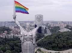 LGBT activists put rainbow flag in hand of famous Ukrainian Motherland Monument in Kiev (+VIDEO)
