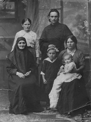 Диакон Иоанн Десницкий с женой, дочерьми, матерью и сестрой Антониной. 19 июня 1917 года. Село Коршик