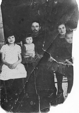 Семья Десницких в селе Тортым. Середина 1920-х годов