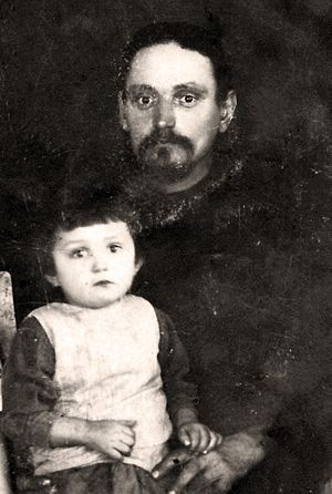 Священник Иоанн Десницкий с дочерью. Село Тортым. Середина 1920-х годов