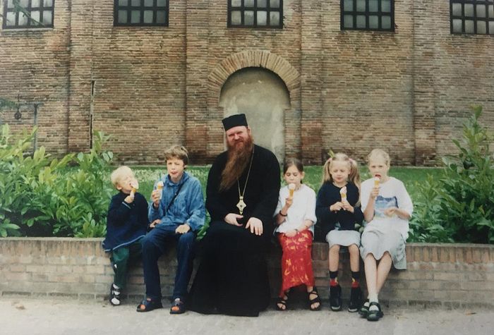 Архиепископ Агапит (Горачек) в паломнической поездке с детьми