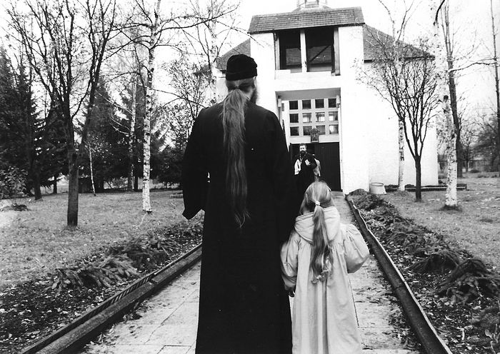Архидиакон Агапит и Варя Артемова (1987 г., 5 лет), соревнование длиной волос, храм Мюнхен-Людвигсфельд