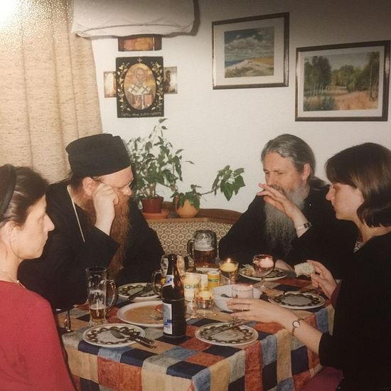 Ужин у Артемовых. За столом владыка Агапит и отец Николай с дочерьми