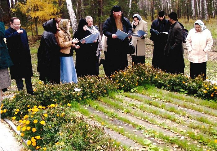 Vladyka Agapit with pilgrims from Germany at the railroad tie bridge. Reading the service to the Royal Passion Bearers. October, 2004.